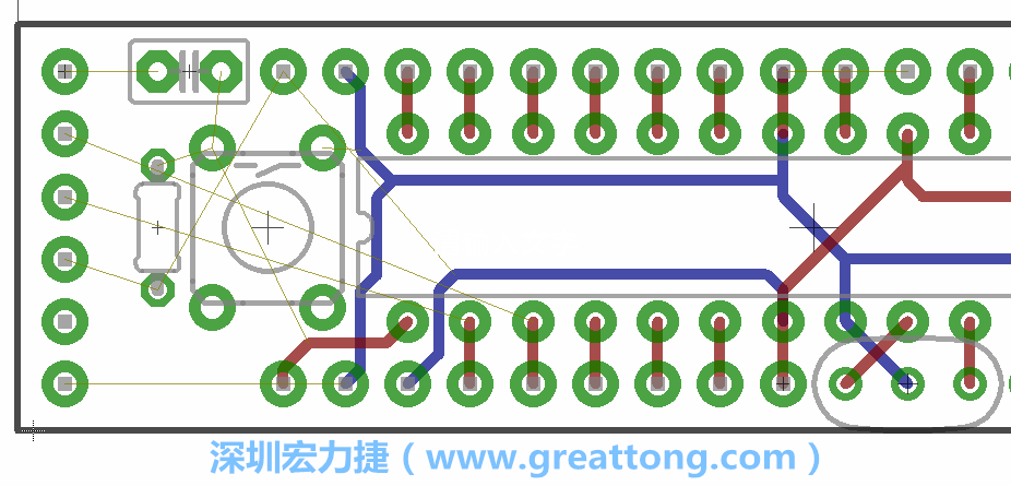 到目前為止，你應(yīng)該只剩下四個部分還未進(jìn)行布線，10K重置上拉電阻器、重置電容和1×6的序列排針。